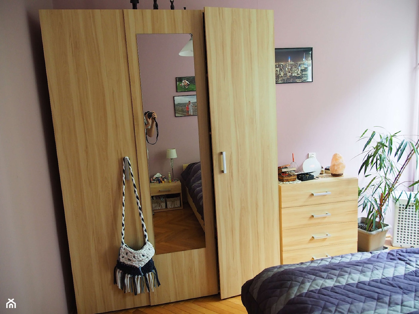 Sypialnia obecnie - ściana z szafą i komodą - zdjęcie od klaryska - Homebook