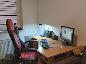 Na zdjęciu biurko na którym mieści się tylko komputer mojego chłopaka. - zdjęcie od KingaSkupień