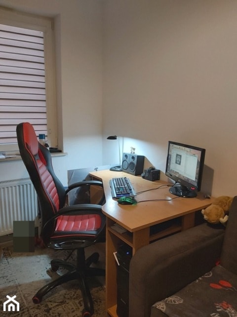 Na zdjęciu biurko na którym mieści się tylko komputer mojego chłopaka. - zdjęcie od KingaSkupień - Homebook