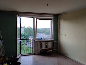 Tutaj będzie salon, tutaj będzie toczyło się życie, a w przyszłości pojawi się i balkon. Musi być balkon! Ta wizja mieszkania z balkonem zadecydowała o kupnie, choćby wydając wszystkie oszczędności na - zdjęcie od wojciech.za