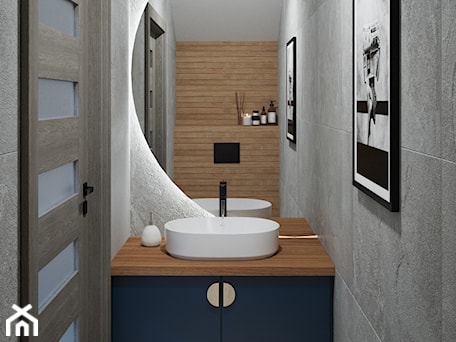 Aranżacje wnętrz - Łazienka: toaleta pod schodami szara z płytkami drewnopodobnymi - Projekt NiRo. Przeglądaj, dodawaj i zapisuj najlepsze zdjęcia, pomysły i inspiracje designerskie. W bazie mamy już prawie milion fotografii!