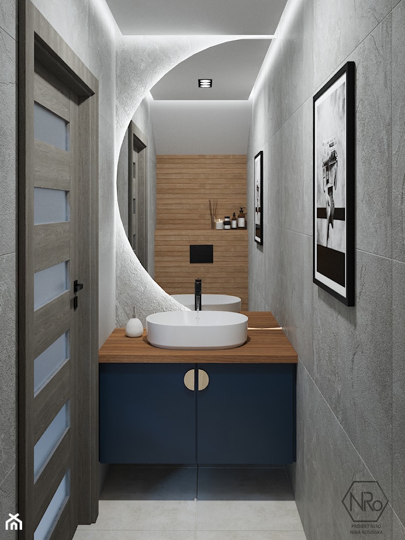 toaleta pod schodami szara z płytkami drewnopodobnymi - zdjęcie od Projekt NiRo - Homebook