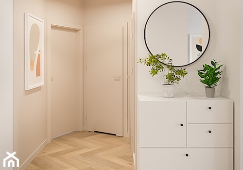 przedpokój w mieszkaniu z komodą lustrem i dekoracyjnymi listwami - zdjęcie od Projekt NiRo