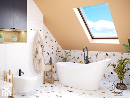 Aranżacje wnętrz - Łazienka: kolorowa łazienka z wanną wolnostojącą - Projekt NiRo. Przeglądaj, dodawaj i zapisuj najlepsze zdjęcia, pomysły i inspiracje designerskie. W bazie mamy już prawie milion fotografii!