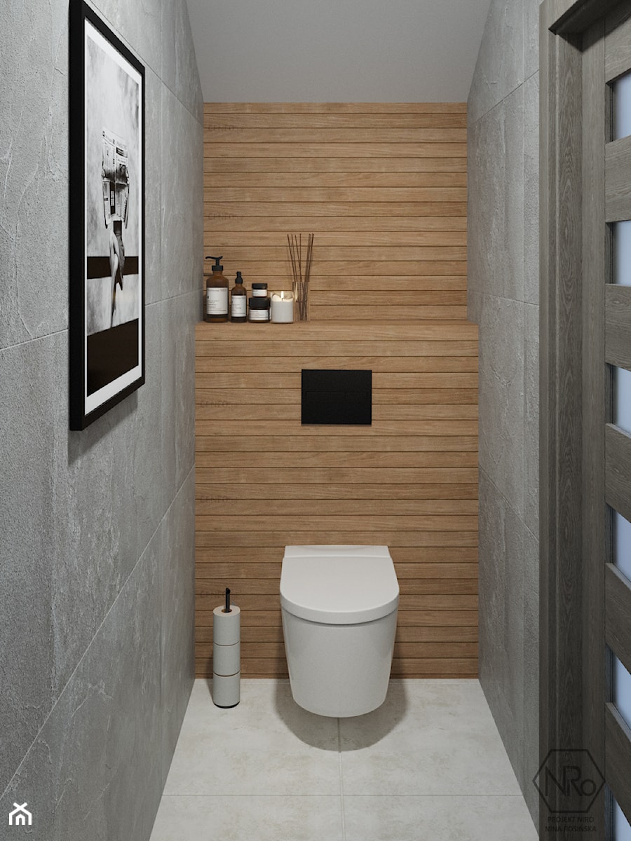 toaleta pod schodami szara z płytkami drewnopodobnymi - zdjęcie od Projekt NiRo