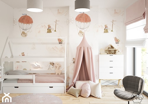 Pokój dziecięcy w różach z łóżkiem domkiem i panelami tapicerowanymi - zdjęcie od Projekt NiRo