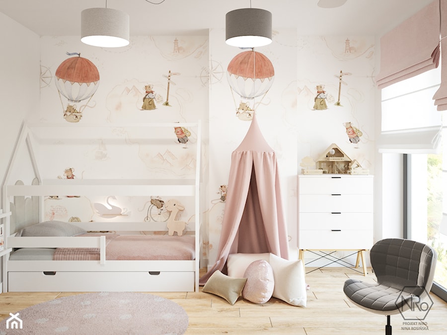 Pokój dziecięcy w różach z łóżkiem domkiem i panelami tapicerowanymi - zdjęcie od Projekt NiRo