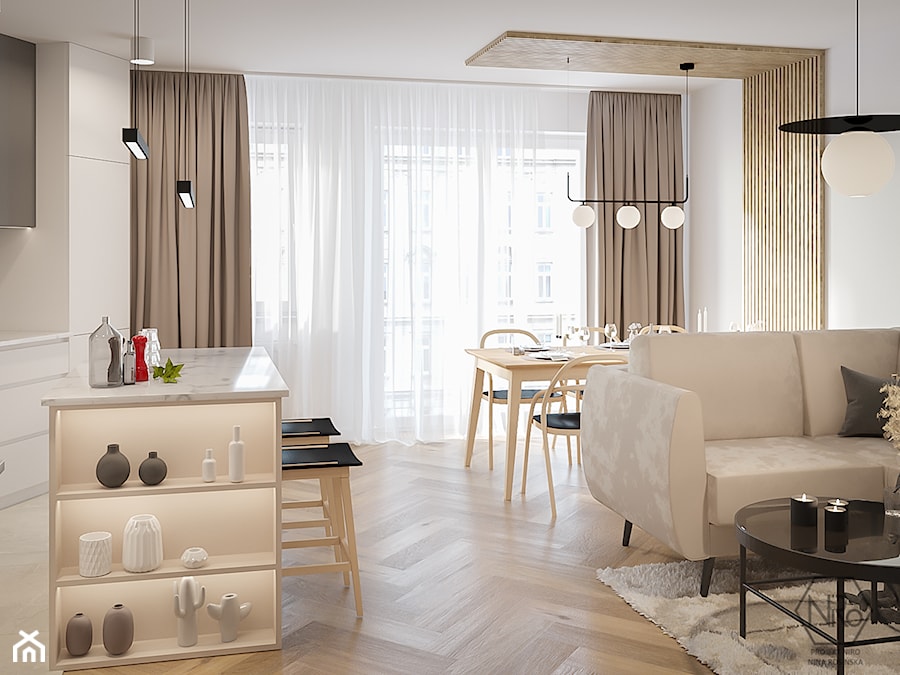 przytulny jasny salon z kremowymi dodatkami i drewnem, lamele na suficie - zdjęcie od Projekt NiRo