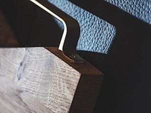 Dębowa deska ze złotym uchwytem - zdjęcie od Dobek & Stypińska Manufaktura