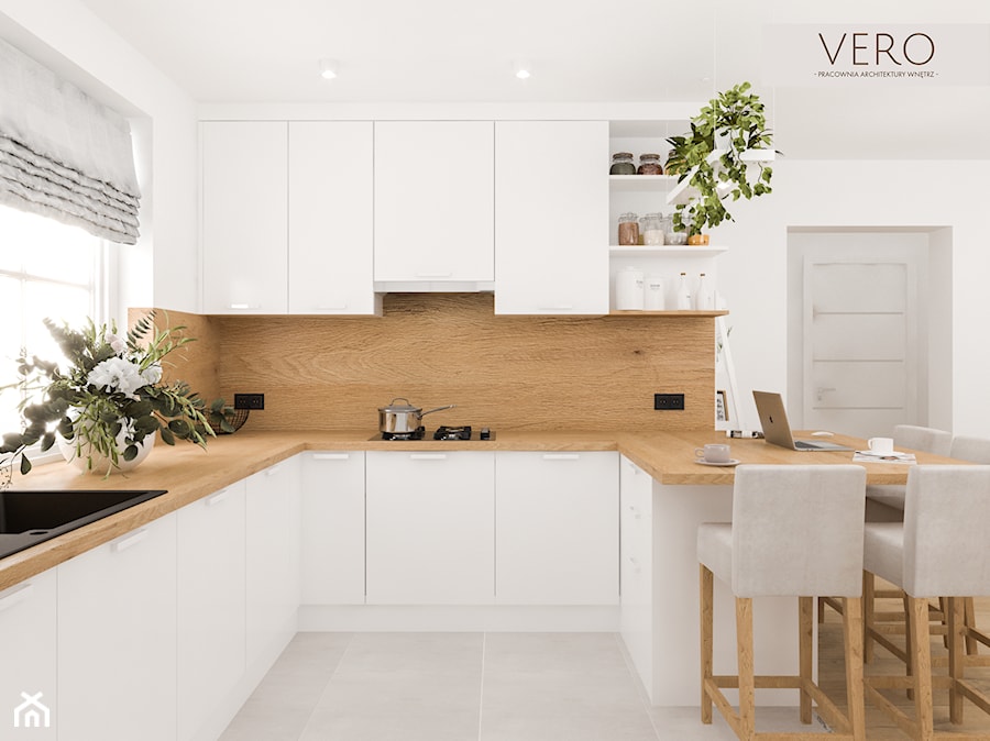 Biało-drewniana kuchnia z widokiem - zdjęcie od VERO - Pracownia Architektury Wnętrz