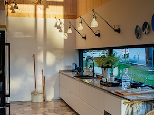 Domy Mamre nad Zalewem Szczecińskim - Średnia otwarta z kamiennym blatem biała z lodówką wolnostojącą z nablatowym zlewozmywakiem kuchnia dwurzędowa z oknem, styl nowoczesny - zdjęcie od Hamptons By Hania