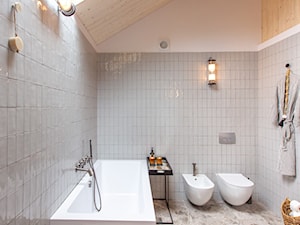 Domy Mamre nad Zalewem Szczecińskim - Średnia na poddaszu z białą ceramiką ze srebrną armaturą łazienka z oknem, styl rustykalny - zdjęcie od Hamptons By Hania