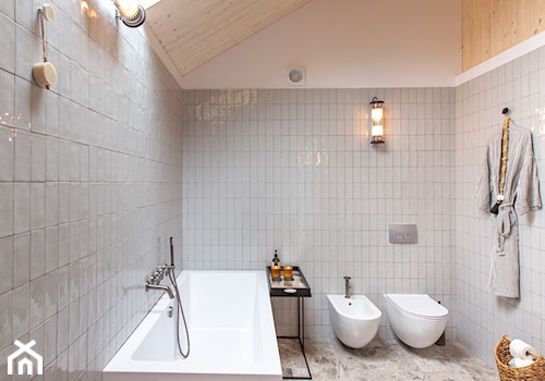 Domy Mamre nad Zalewem Szczecińskim - Średnia na poddaszu z białą ceramiką ze srebrną armaturą łazienka z oknem, styl rustykalny - zdjęcie od Hamptons By Hania