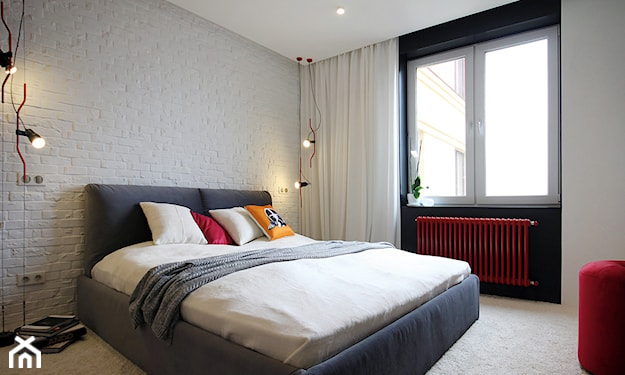 sypialnia w stylu minimalistycznym z oryginalnym czerwonym grzejnikiem