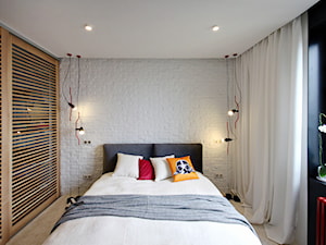20th Floor - Mała biała czarna sypialnia, styl minimalistyczny - zdjęcie od Nika Vorotyntseva architecture-design bureau