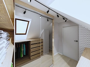 Garderoba w sypialni na poddaszu ze skosami - zdjęcie od Qualita Interno