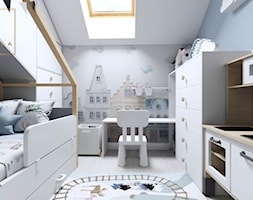 Pokój dla 3 latka z łóżkiem domek na poddaszu ze skosami - zdjęcie od Qualita Interno - Homebook