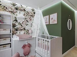motyw kwiatowy w pokoju noworodka dziewczynki - zdjęcie od Qualita Interno