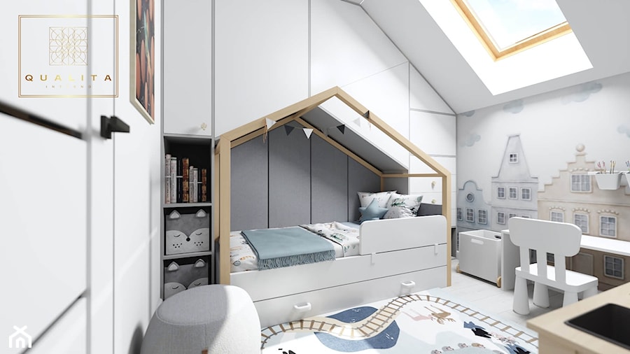 Pokój dla 3 latka z łóżkiem domek na poddaszu ze skosami - zdjęcie od Qualita Interno