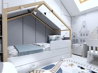 Pokój dla 3 latka z łóżkiem domek na poddaszu ze skosami