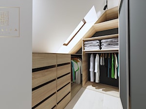 Garderoba w sypialni na poddaszu ze skosami - zdjęcie od Qualita Interno