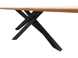 Nowoczesny stół z litego drewna na metalowej podstawie