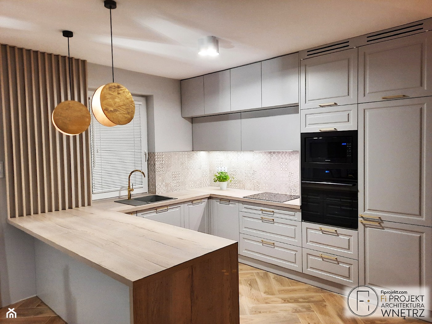 | KUCHNIA | Projekt wnętrza kuchni- szare meble, złote dodatki - zdjęcie od FI PROJEKT - Homebook