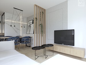 Jasny, przytulny salon z dużą ilością drewna i bieli w mieszkaniu w Zabrzu - zdjęcie od STUDIO MILIMETR