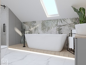 Łazienka z wanną wolnostojącą i tapetą z motywem liści - zdjęcie od STUDIO MILIMETR
