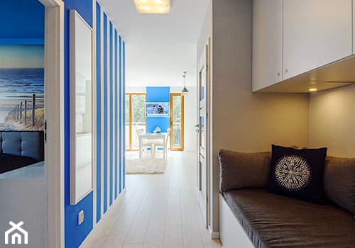 mieszkanie w stylu marynistycznym - Mały beżowy niebieski hol / przedpokój, styl skandynawski - zdjęcie od KOLORUM