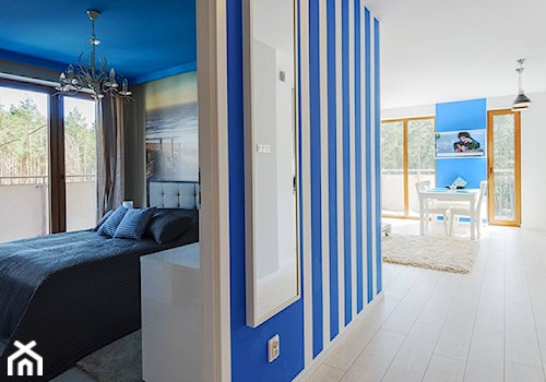 mieszkanie w stylu marynistycznym - Średni niebieski szary hol / przedpokój, styl skandynawski - zdjęcie od KOLORUM