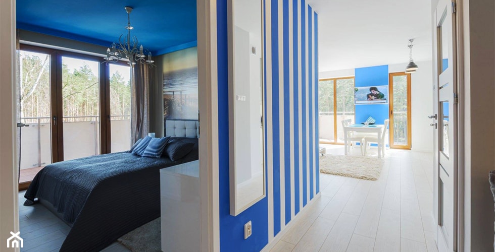 mieszkanie w stylu marynistycznym - Średni niebieski szary hol / przedpokój, styl skandynawski - zdjęcie od KOLORUM - Homebook
