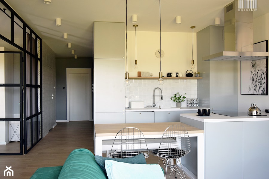 Soft loft - Średnia otwarta z salonem biała z zabudowaną lodówką z nablatowym zlewozmywakiem kuchnia dwurzędowa, styl skandynawski - zdjęcie od KOLORUM
