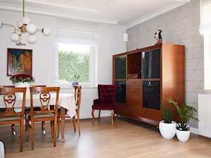 eklektyczny burgund - Mały biały szary salon z jadalnią, styl nowoczesny - zdjęcie od KOLORUM