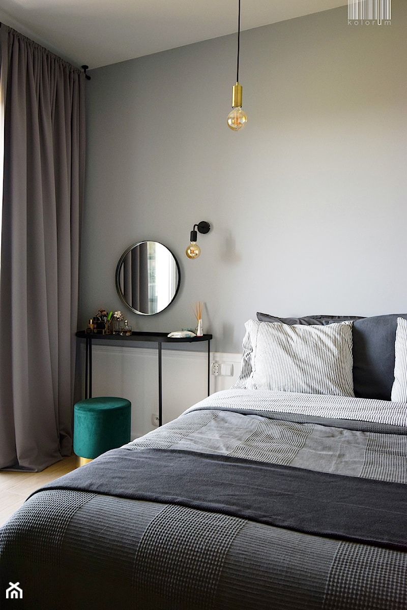 Soft loft - Mała szara sypialnia, styl skandynawski - zdjęcie od KOLORUM