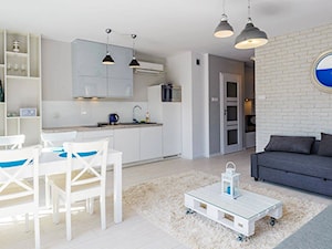 mieszkanie w stylu marynistycznym - Średni biały salon z kuchnią z jadalnią, styl skandynawski - zdjęcie od KOLORUM
