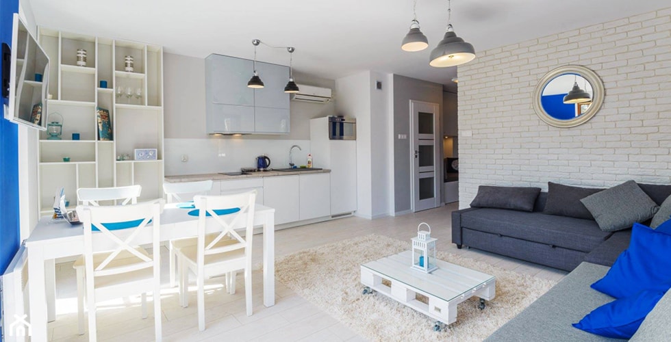 mieszkanie w stylu marynistycznym - Średni biały salon z kuchnią z jadalnią, styl skandynawski - zdjęcie od KOLORUM - Homebook