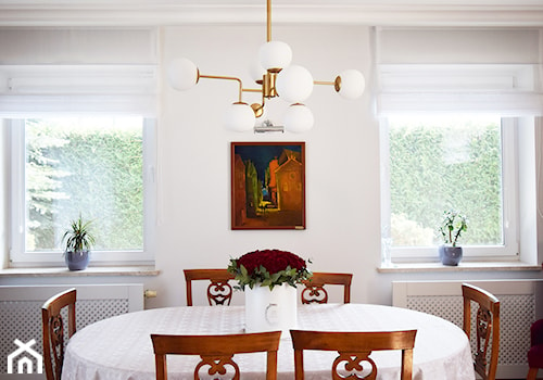 eklektyczny burgund - Mały biały salon z jadalnią, styl nowoczesny - zdjęcie od KOLORUM