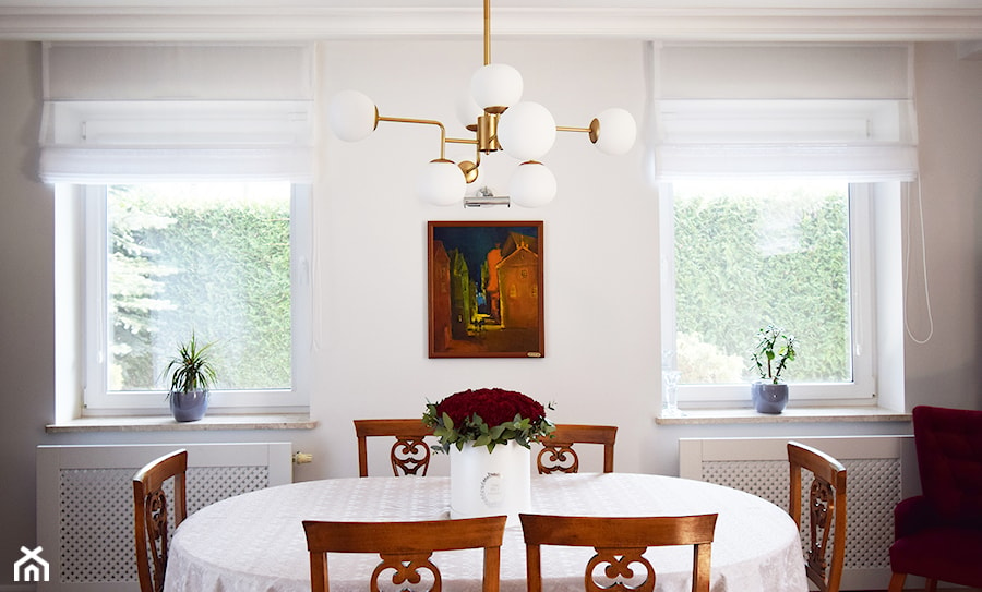eklektyczny burgund - Mały biały salon z jadalnią, styl nowoczesny - zdjęcie od KOLORUM