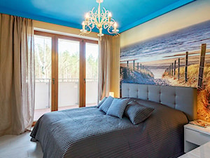mieszkanie w stylu marynistycznym - Mała szara żółta sypialnia, styl skandynawski - zdjęcie od KOLORUM