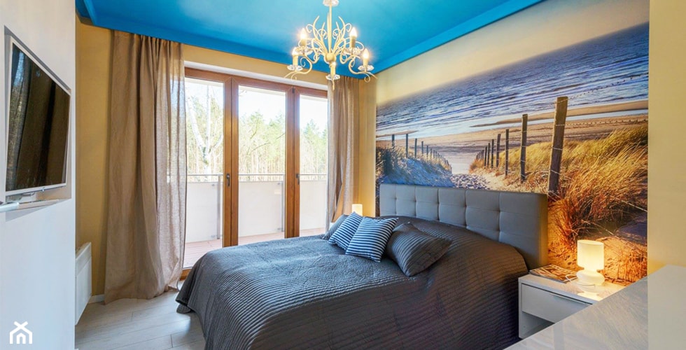 mieszkanie w stylu marynistycznym - Mała szara żółta sypialnia, styl skandynawski - zdjęcie od KOLORUM - Homebook