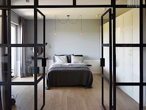 Soft loft - Średnia szara sypialnia, styl skandynawski - zdjęcie od KOLORUM