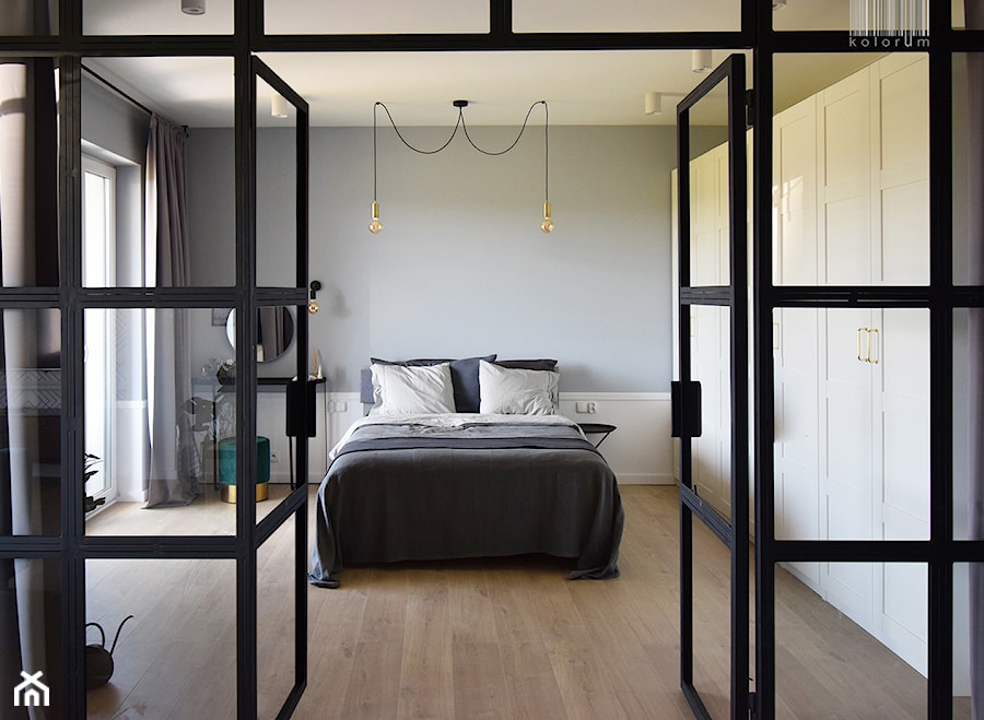 Soft loft - Średnia szara sypialnia, styl skandynawski - zdjęcie od KOLORUM