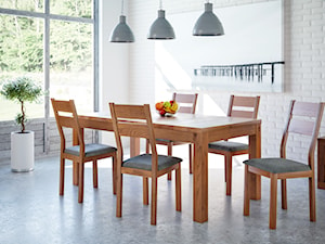 Salon ze stołem dębowym i krzesłami dębowymi - zdjęcie od www.krzesladebowe.pl