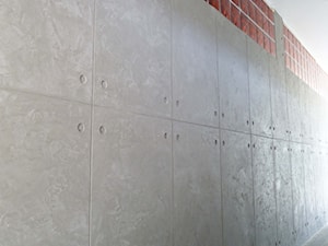 beton dekoracyjny na ścianie w holu - zdjęcie od DEKOR MARMO