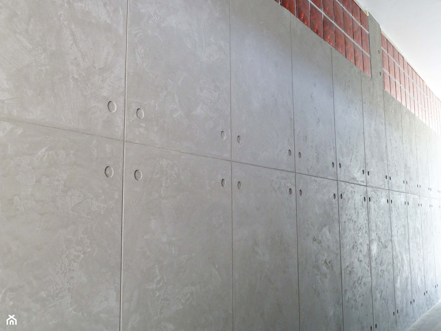 beton dekoracyjny na ścianie w holu - zdjęcie od DEKOR MARMO - Homebook