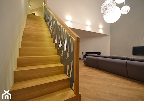 Schody dywanowe z ażurową balustradą - Schody jednobiegowe drewniane, styl nowoczesny - zdjęcie od Schodo-System