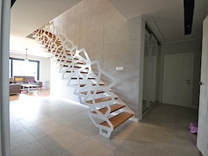 Nowoczesne schody ażurowe z metalową balustradą - Salon, styl nowoczesny - zdjęcie od Schodo-System