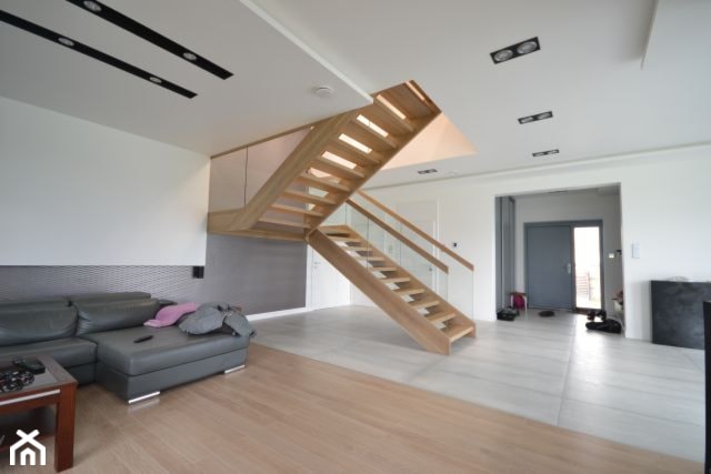 nowoczesne schody ażurowe ze szklaną balustradą - zdjęcie od Schodo-System