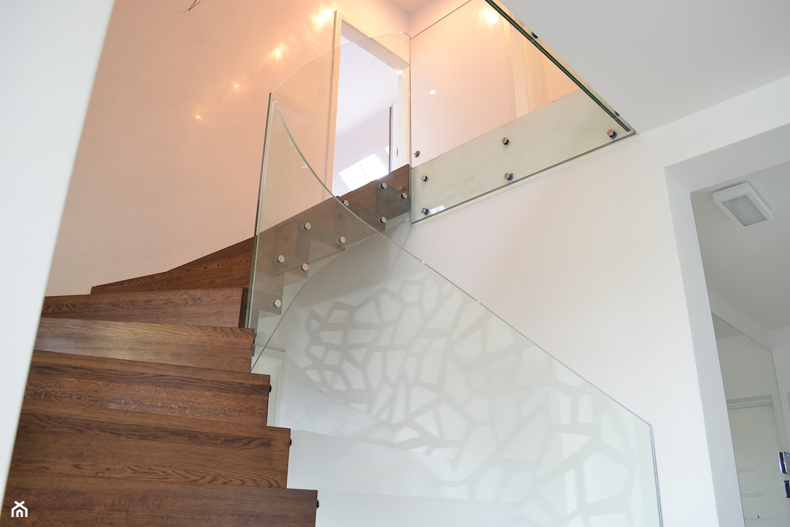 Nowoczesne schody dywanowe ze ścianą / balustradą ażurową - zdjęcie od Schodo-System - Homebook